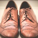 granatowy garnitur jakie buty